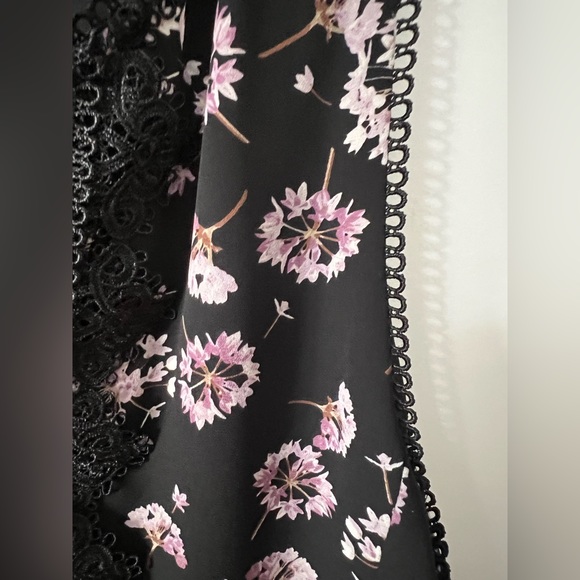 WHBM - Sleeveless Black Lilac Printed - Split Neckline With Lace Detailing - Picture 4 of 13